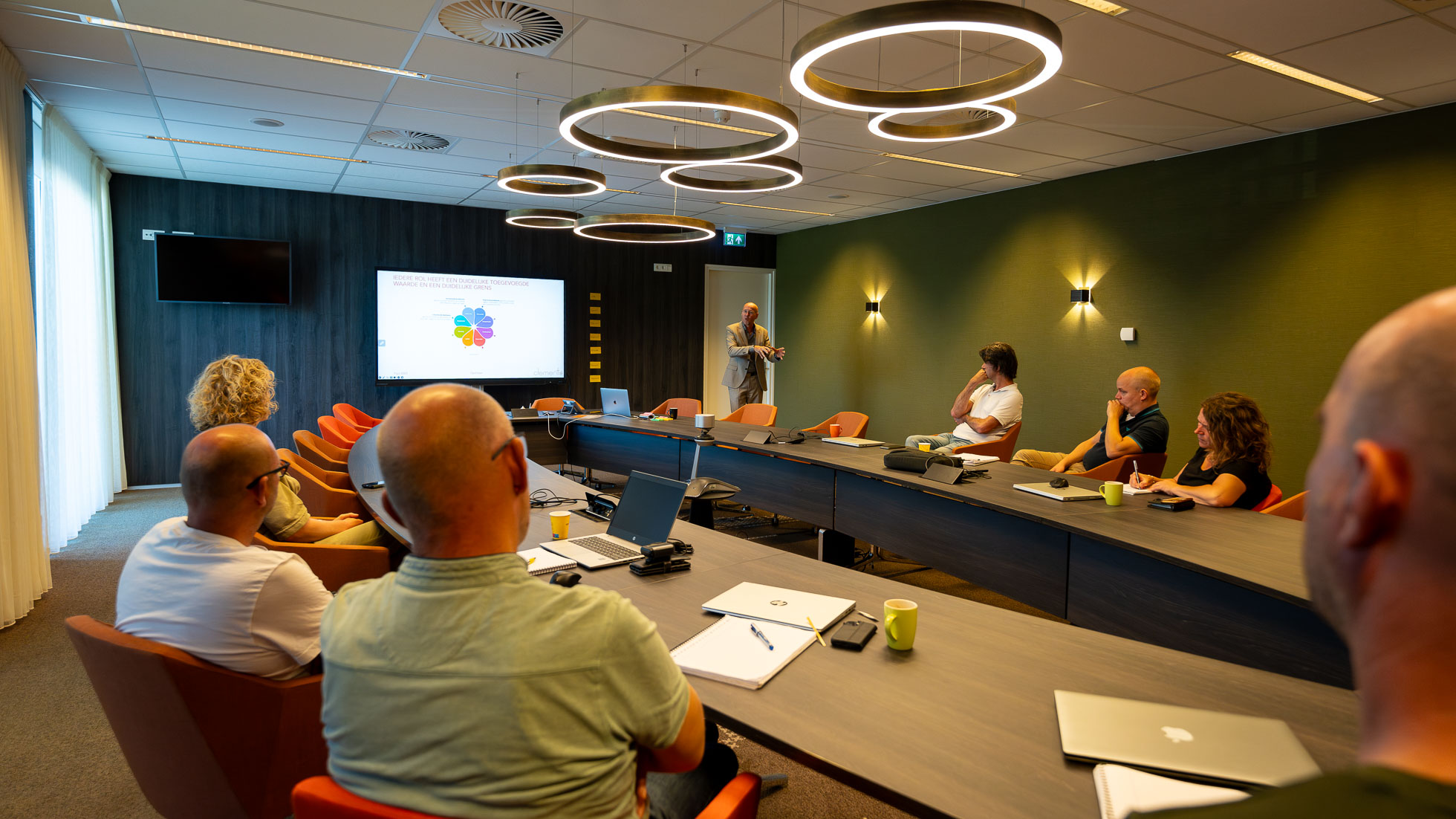 Clements helpt met frustrerende functioneringsgesprekken en discussies over salaris